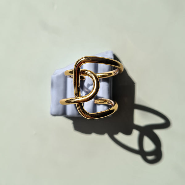 assymetrischer-ring-gold-verschlungen-ansicht-von-oben