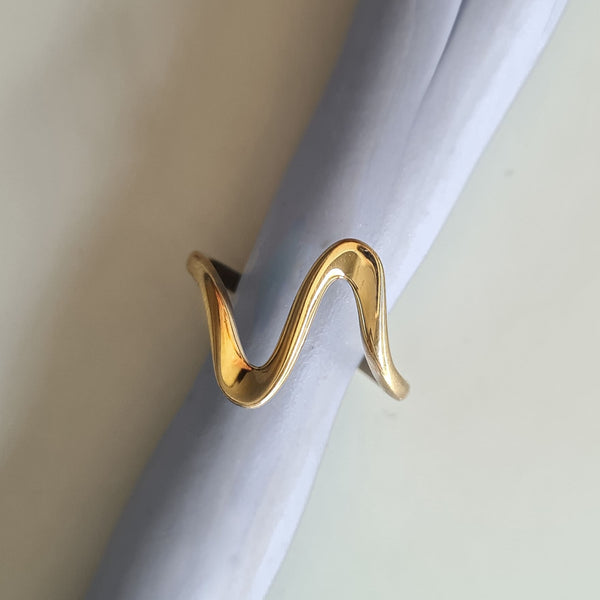 geschwungener-ring-gold-minimalistisch-heartbeat-von-oben