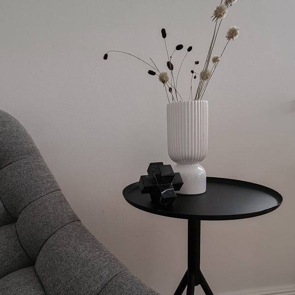    isona-felie-hohe-geometrische-vase-weiss-zuhause-dekorationsbeispiel