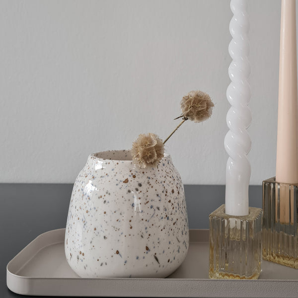 liska-felie-kleine-bauchige-vase-weiss-gesprenkelt-zuhause-dekorationsbeispiel
