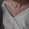 manon-twist-felie-feminine-goldkette-mit-lassoverschluss-kurz-freisteller