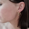 ada-felie-goldene-hoops-mit-kettenotpik-tragebeispiel