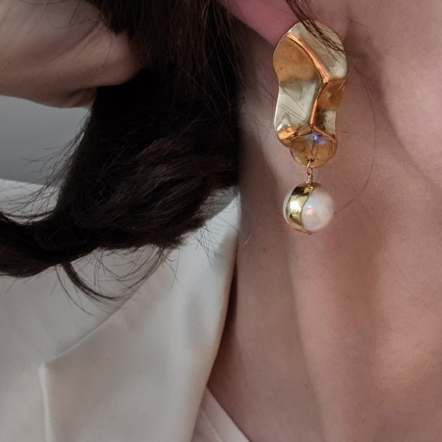    aimee-felie-suesswasserperlen-ohrringe-gold-organisch-tragebeispiel-closeup