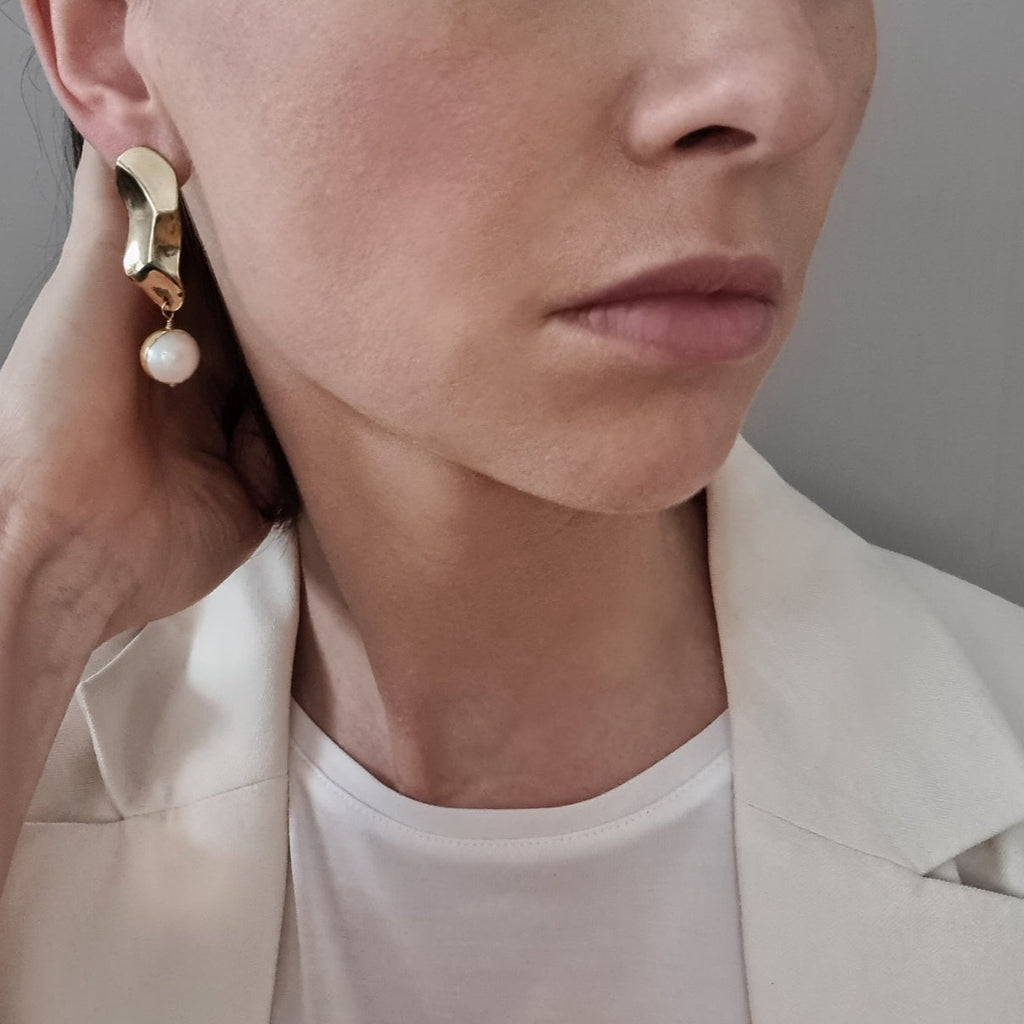 aimee-felie-suesswasserperlen-ohrringe-gold-organisch-tragebeispiel