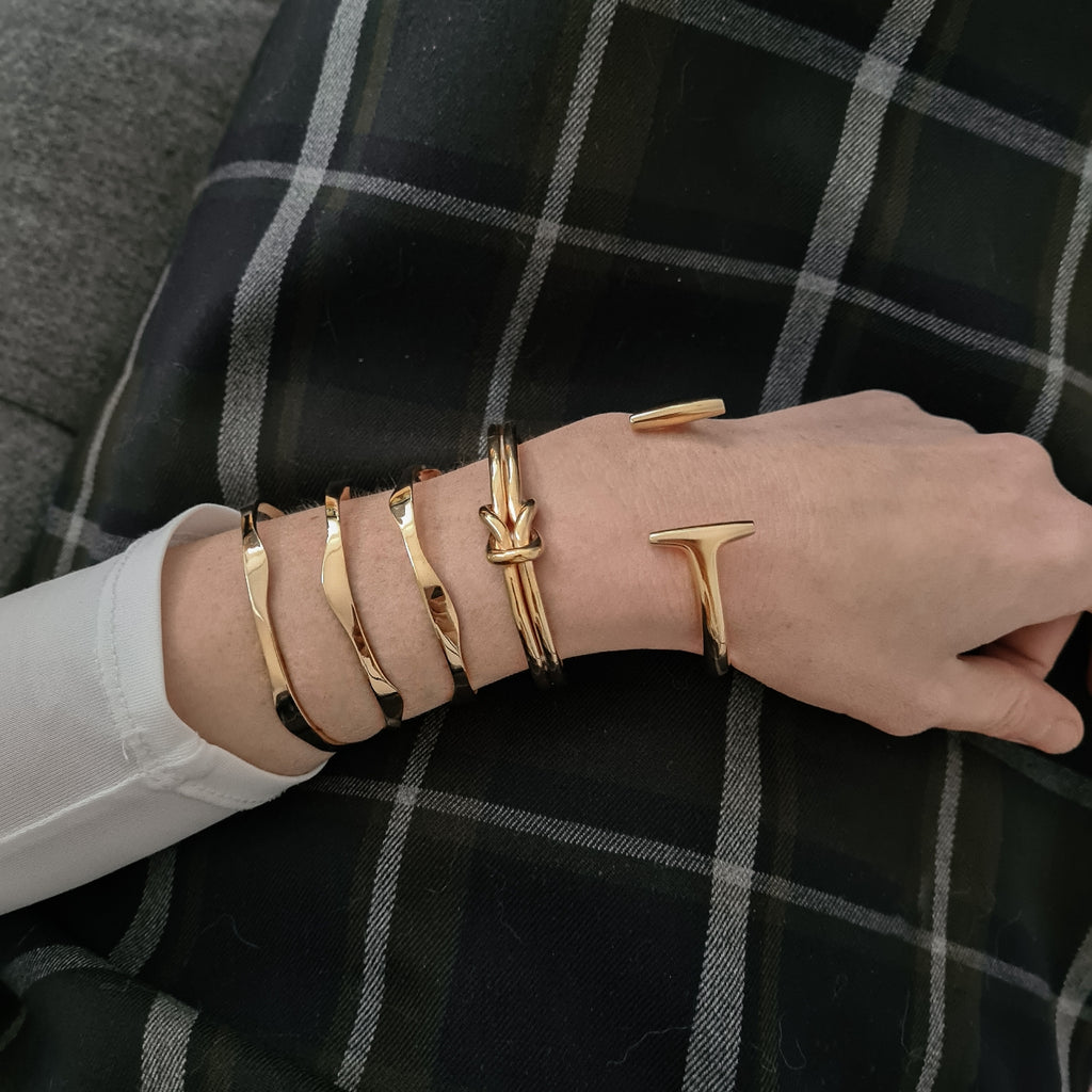alizee-felie-trendy-stacking-armreifen-gold-geschwungen-tragebeispiel-stacking