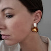 chiara-felie-abstrakte-goldohrringe-mit-weissem-geometrischem-detail-tragebeispiel