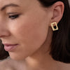 elsa-felie-moderne-square-ohrringe-gold-tragebeispiel