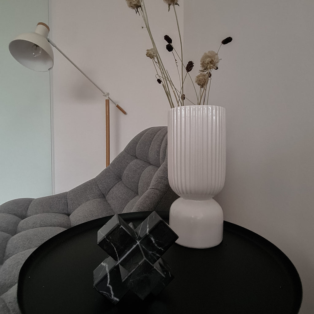 isona-felie-hohe-geometrische-vase-weiss-zuhause-dekorationsbeispiel-closeup