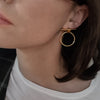 jade-felie-tbar-ohrringe-feminin-rund-tragebeispiel-closeup