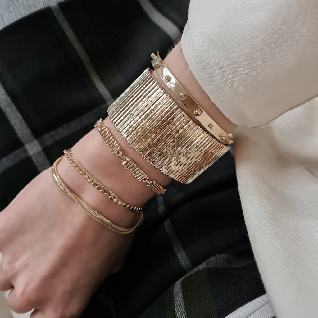    kina-bjoerk-felie-edles-armband-modisch-geriffelt-gold-verstellbarer-verschluss-tragebeispiel-stacking