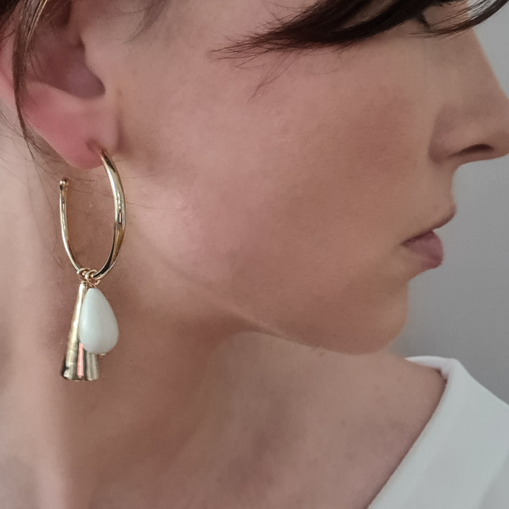 lella-felie-modische-charm-creolen-gold-tragebeispiel-closeup