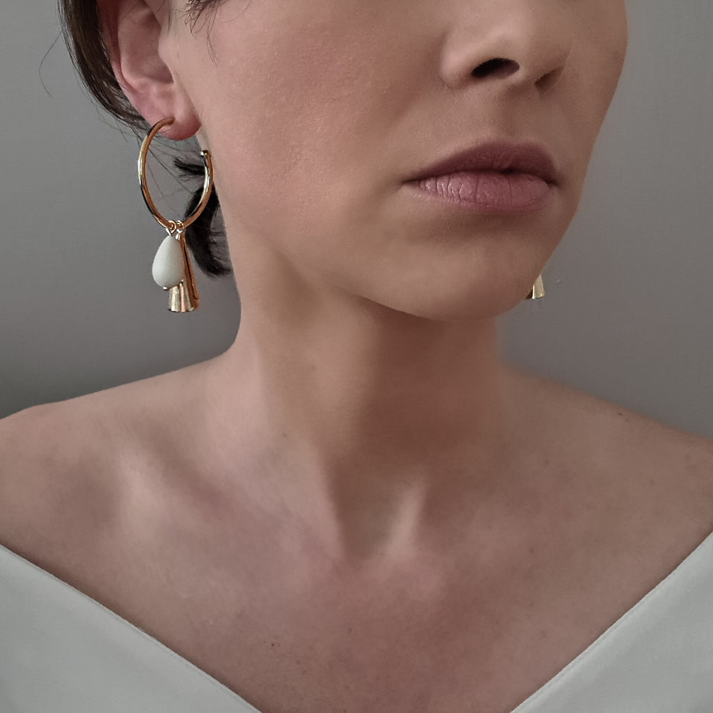 lella-felie-modische-charm-creolen-gold-tragebeispiel
