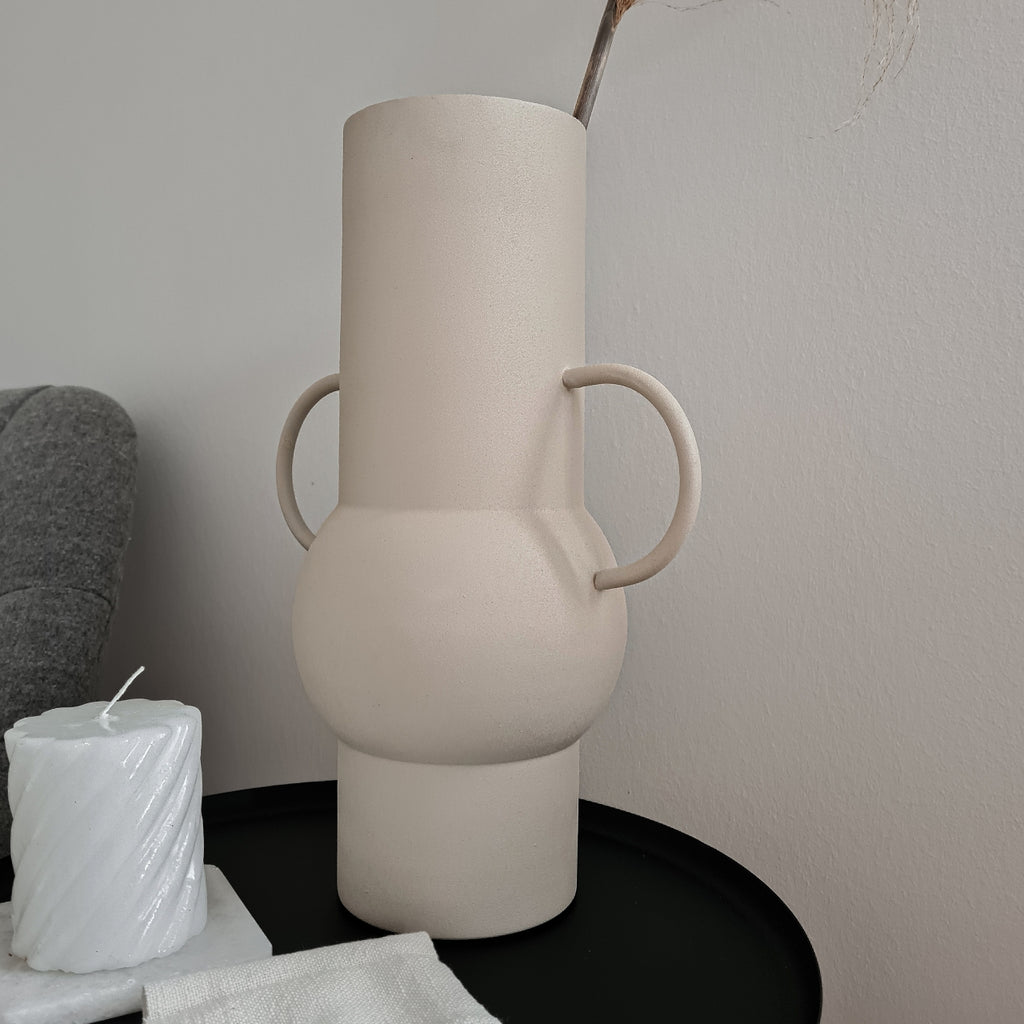 marras-felie-hohe-geometrischemetallvase-matt-pulverbeschichtet-sand-beige-zuhause-dekorationsbeispiel-closeup
