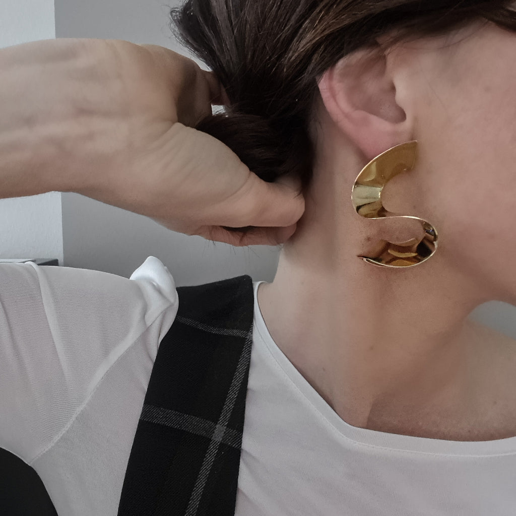 ria-felie-statement-ohrringe-gedreht-kurvenform-tragebeispiel-closeup