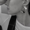 ria-felie-statement-ohrringe-gedreht-kurvenform-tragebeispiel-inmotion-sw