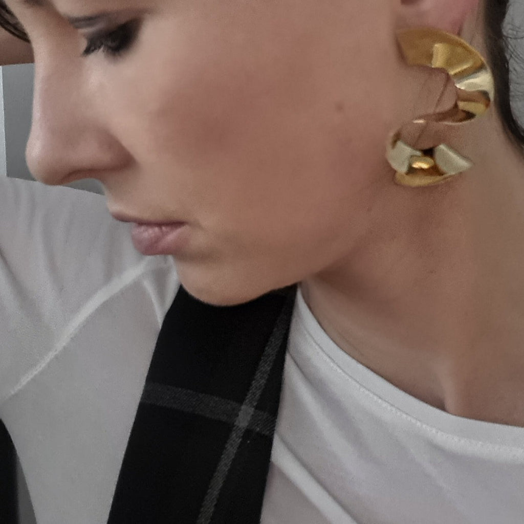 ria-felie-statement-ohrringe-gedreht-kurvenform-tragebeispiel1