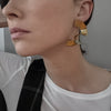 ria-felie-statement-ohrringe-gedreht-kurvenform-tragebeispiel